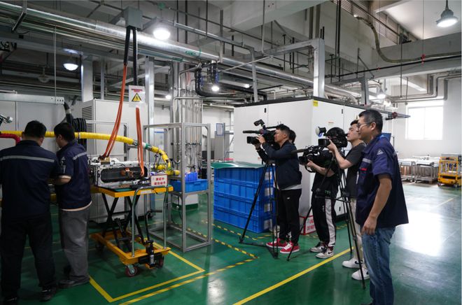 强化国际传播，共绘发展新篇 中外媒体聚焦奉贤电子科技研发助推经济高质量发展